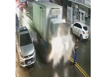 Vídeo: Homem ‘nasce de novo’ após ser atr0pelad0 por caminhão na Zona Centro-Oeste