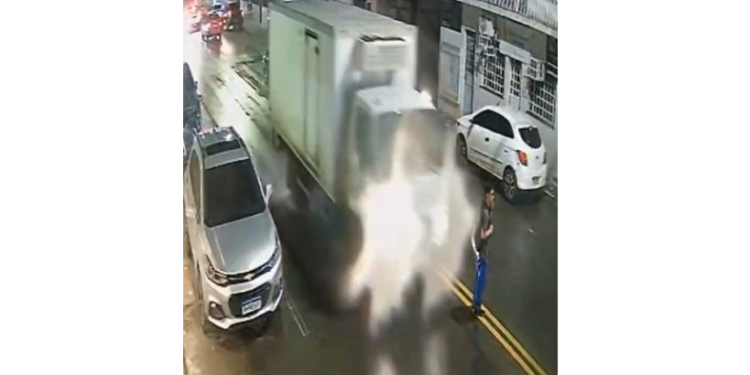 Vídeo: Homem ‘nasce de novo’ após ser atr0pelad0 por caminhão na Zona Centro-Oeste
