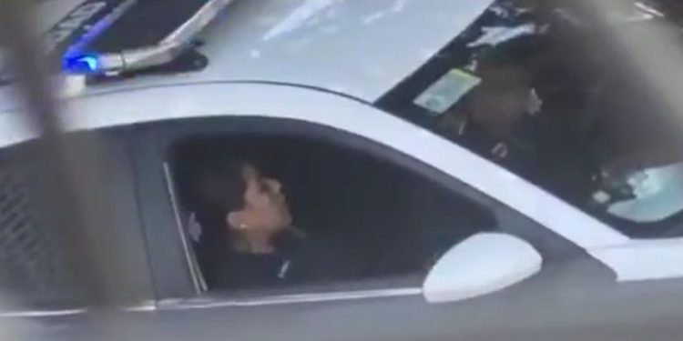 Vídeo: marido flagra esposa da polícia fazendo vuc0-vuc0 com colega de farda