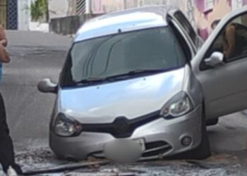Buraco “engole” carro 5 horas após Prefeitura liberar a via para carros 
