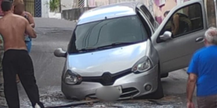 Buraco “engole” carro 5 horas após Prefeitura liberar a via para carros 