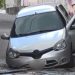 Buraco “engole” carro 5 horas após Prefeitura liberar a via para carros