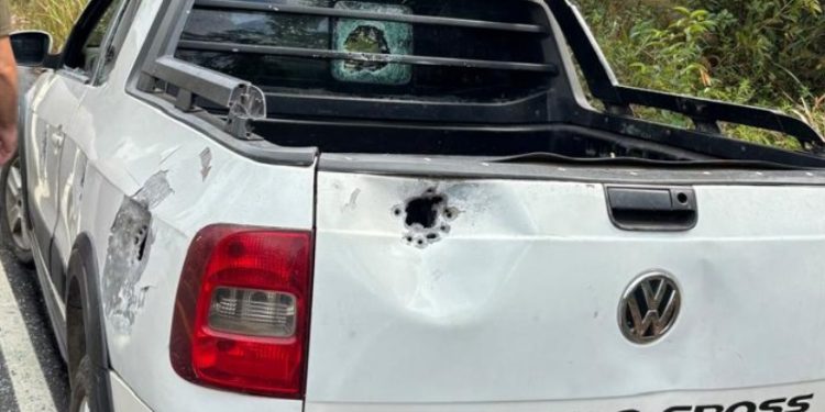 Dono de sítio dispara 8 tir0s de calibre 12 em carro parado na porta dele no Amazonas