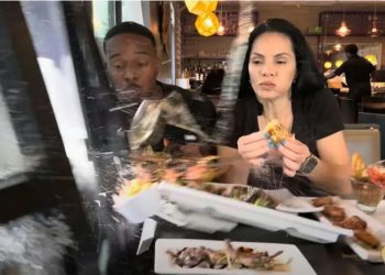 Vídeo: Influenciadores são at1ngid0s por carro enquanto provavam comida de restaurante