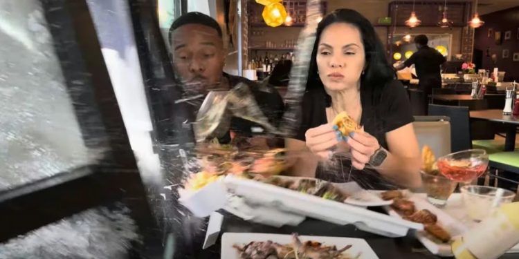 Vídeo: Influenciadores são at1ngid0s por carro enquanto provavam comida de restaurante