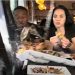 Vídeo: Influenciadores são at1ngid0s por carro enquanto provavam comida de restaurante