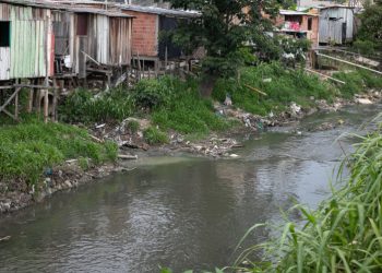 C0rp0 é encontrado por moradores boiando em igarapé na Zona Norte de Manaus