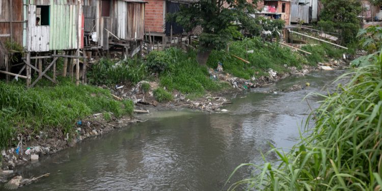 C0rp0 é encontrado por moradores boiando em igarapé na Zona Norte de Manaus