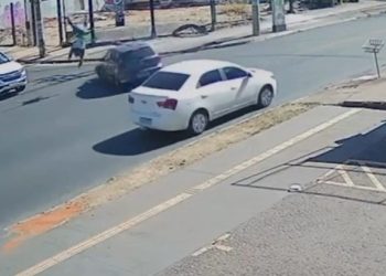 Vídeo: veja momento em que motoqueiro “voa”, cai no chão e ag0niza após acidente com carro