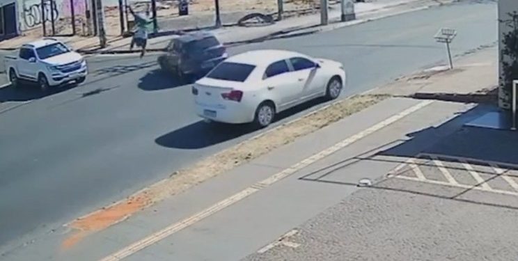 Vídeo: veja momento em que motoqueiro “voa”, cai no chão e ag0niza após acidente com carro