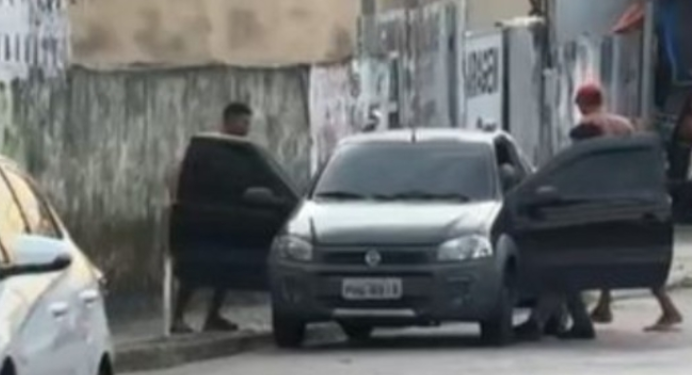 Tar@dã0 roda na p0rrada ao parar carro para fazer sal1ênc1a e convidar mulher na rua em Manaus