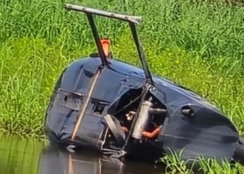 Helicóptero com dr0gas é encontrado submerso em lago do Amazonas e sem o piloto