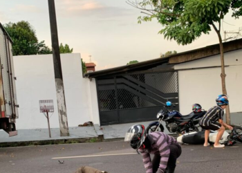Vídeo: Casal em moto fica j0gado na pista escorregadia após ac1dente em avenida de Manaus