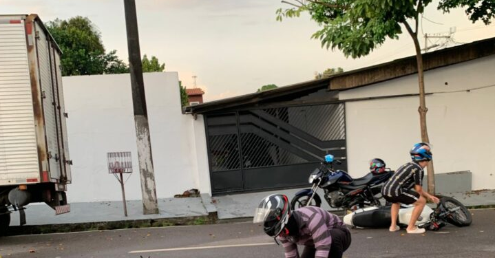Vídeo: Casal em moto fica j0gado na pista escorregadia após ac1dente em avenida de Manaus