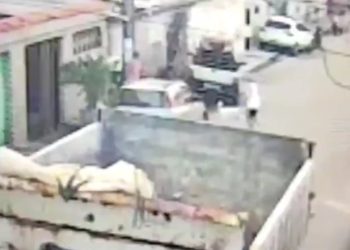 Vídeo: homem é esfaquead0 pelo vizinho após sentar na calçada dele em Manaus  