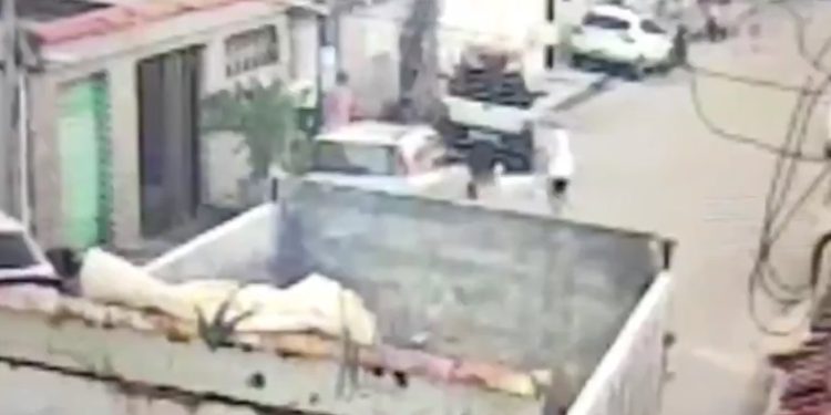 Vídeo: homem é esfaquead0 pelo vizinho após sentar na calçada dele em Manaus  