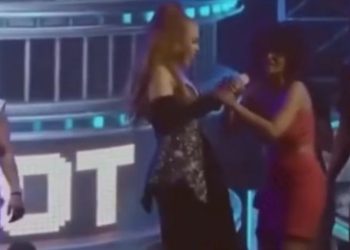 Vídeo: No AM, show de Joelma tem ‘climão’ após fã subir ao palco e criticar repertório de músicas