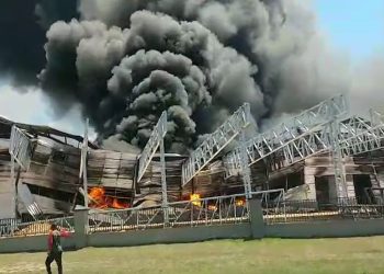 Vídeo: faísca de solda teria dado início ao incêndio que queim0u fábrica no Distrito