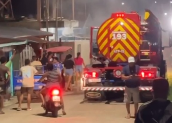 Vídeo: Casa de suspeita de qu3imar garoto de 9 anos com água qu3nte é qu3imada pelo povo