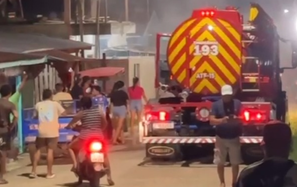 Vídeo: Casa de suspeita de qu3imar garoto de 9 anos com água qu3nte é qu3imada pelo povo