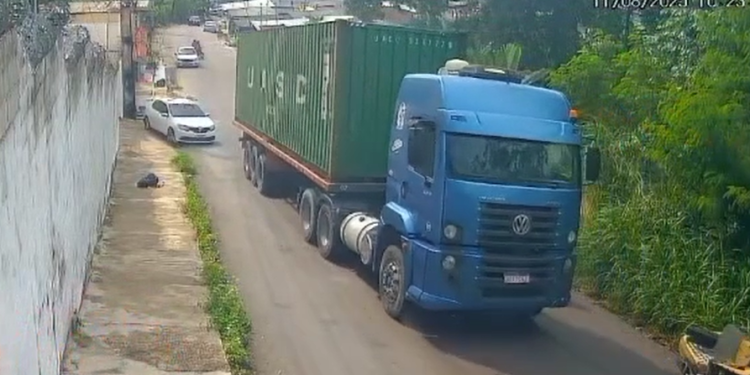 Vídeo: Câmera mostra momento em que carreta desce descontrolada em ladeira em Manaus
