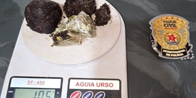 Mulher dá entrada com mac0nha presa na “perseguida” e acaba no xilindró