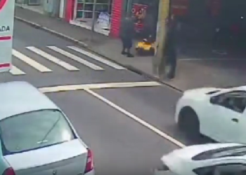 Vídeo mostra mãe atenta salvando o filho de 5 anos de um sequ3str0 em frente de drogaria