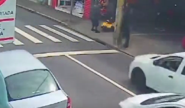 Vídeo mostra mãe atenta salvando o filho de 5 anos de um sequ3str0 em frente de drogaria