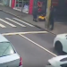 Vídeo mostra mãe atenta salvando o filho de 5 anos de um sequ3str0 em frente de drogaria