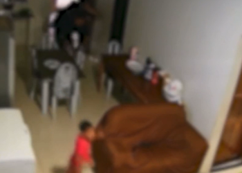 Vídeo: Menino de 4 anos fica desorientado ao ver o pai sendo ex3cutad0 em casa
