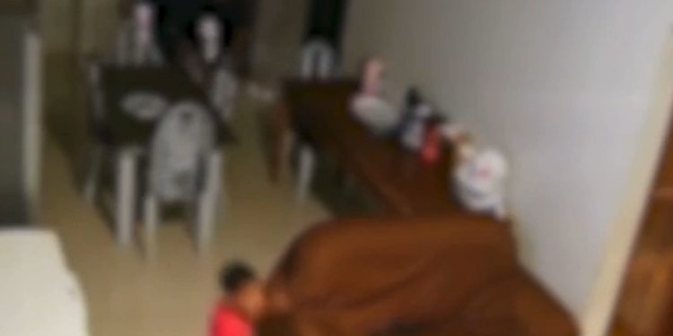 Vídeo: Menino de 4 anos fica desorientado ao ver o pai sendo ex3cutad0 em casa