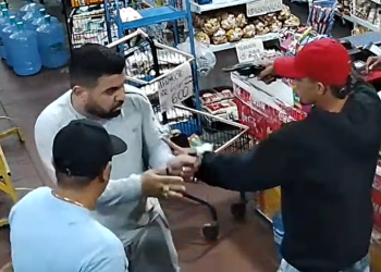 Vídeo: Câmeras flagram assalt0 que acabou com bal3ad0 em mercadinho em Manaus