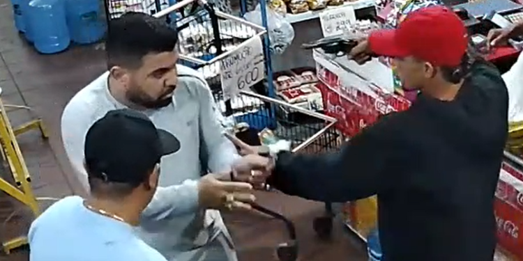 Vídeo: Câmeras flagram assalt0 que acabou com bal3ad0 em mercadinho em Manaus