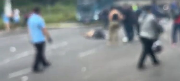 Vídeo: motoqueiro erra ultrapassagem, cai e m0rre com passageiro em Manaus