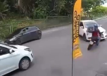 Vídeo: entregador em alta velocidade acerta carro em Manaus e “voa” na calçada
