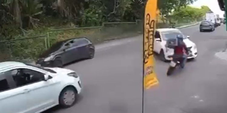 Vídeo: entregador em alta velocidade acerta carro em Manaus e “voa” na calçada