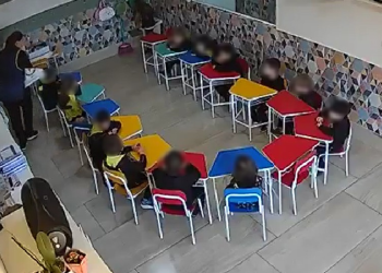 Vídeo: Professora causa r3v0lta ao j0gar livros em cima de aluno de 4 anos que estava quieto