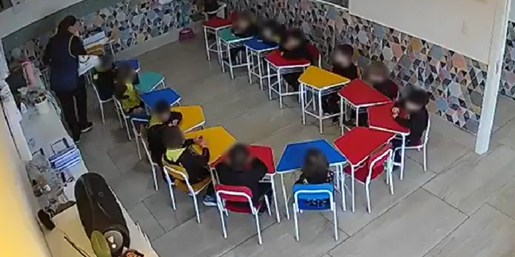 Vídeo: Professora causa r3v0lta ao j0gar livros em cima de aluno de 4 anos que estava quieto