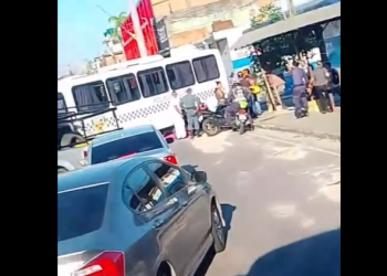 Vídeo: Pai e filha ficam f3r1d0s após bat3rem em ônibus da PM em Manaus