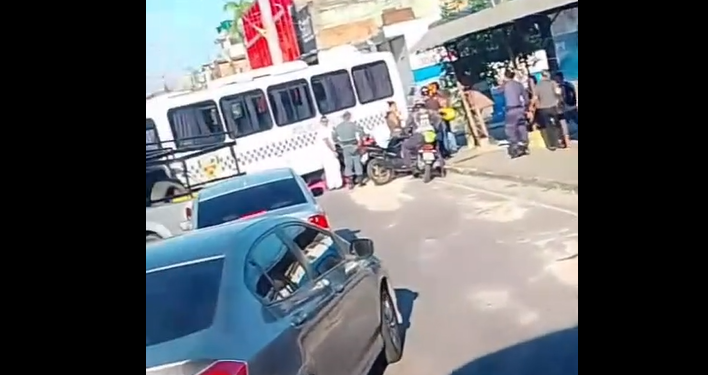Vídeo: Pai e filha ficam f3r1d0s após bat3rem em ônibus da PM em Manaus