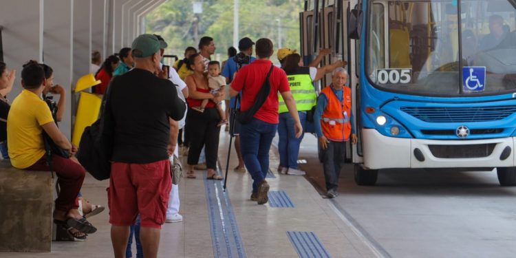 Usuários do transporte coletivo em Manaus se deparam com gr3ve nesta sexta-feira (8)