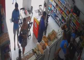 Vídeo mostra exato momento de agr3ssã0 entre motoboy e donos de padaria em Manaus; veja
