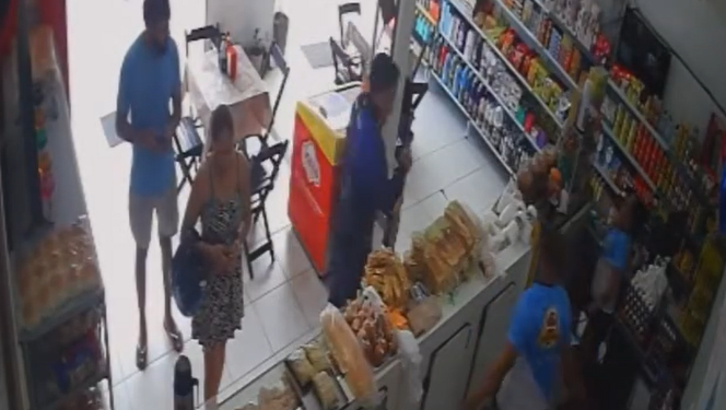Vídeo mostra exato momento de agr3ssã0 entre motoboy e donos de padaria em Manaus; veja