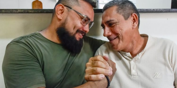 Pai adotivo salva vida do filho com doação de rim para transplante em Manaus