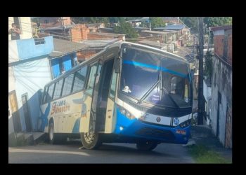 Vídeo: ônibus bate na parede de uma casa em Manaus e fica atravessado na rua