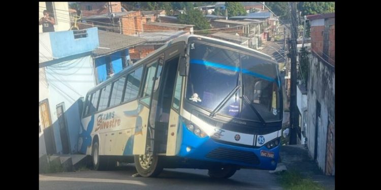 Vídeo: ônibus bate na parede de uma casa em Manaus e fica atravessado na rua