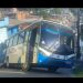 Vídeo: ônibus bate na parede de uma casa em Manaus e fica atravessado na rua