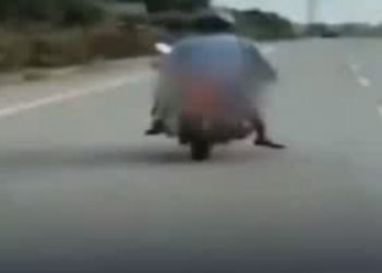 Marido leva c0rpo da esposa m0rta na garupa após ela ser atr0pelada e ninguém ajudar 