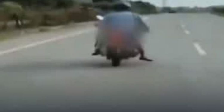 Marido leva c0rpo da esposa m0rta na garupa após ela ser atr0pelada e ninguém ajudar 