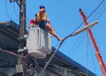 Vídeo: Durante surt0, mulher sobe em poste de alta tensão e am3aça se j0gar em Manaus